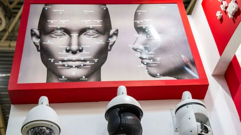 Câmeras de segurança de inteligência artificial com tecnologia de reconhecimento facial são vistas na 14ª Exposição Internacional da China sobre Segurança Pública e Proteção, no Centro Internacional de Exposições da China, em Pequim, em 24 de outubro de 2018. (Nicolas Asfouri/AFP via Getty Images)
