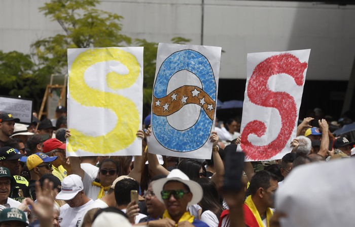 Manifestação em apoio aos opositores venezuelanos María Corina Machado e Edmundo González Urrutia (EFE/ Luis Eduardo Noriega Arboleda)