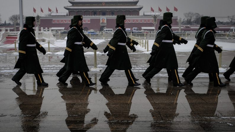 A polícia paramilitar chinesa marcha na Praça da Paz Celestial em Pequim, nesta foto de arquivo. (Frederic J. Brown/AFP via Getty Images)