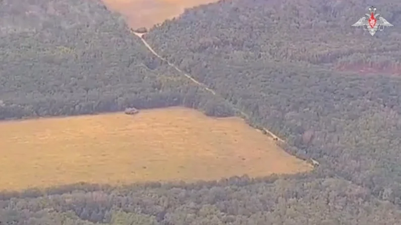 Imagem mostra o que se diz ser um ataque do exército russo a equipamentos militares ucranianos na área de fronteira com a Ucrânia na região de Kursk, na Rússia, nesta imagem estática de um vídeo divulgado em 7 de agosto de 2024 (Ministério da Defesa da Rússia/Handout via Reuters)
