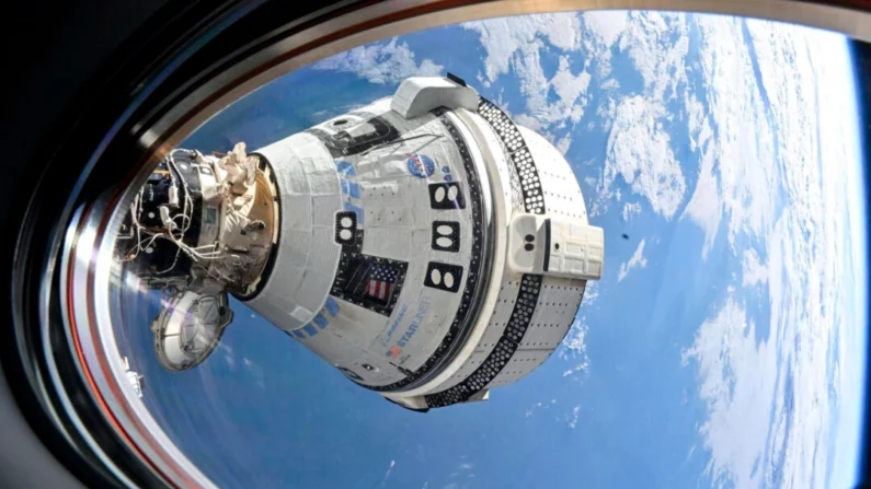 A espaçonave Starliner da Boeing, que lançou os astronautas Butch Wilmore e Suni Williams para a Estação Espacial Internacional, acoplada à porta dianteira do módulo Harmony em 3 de julho de 2024, vista de uma janela da espaçonave Dragon Endeavour da SpaceX acoplada à porta adjacente. (NASA via AP)
