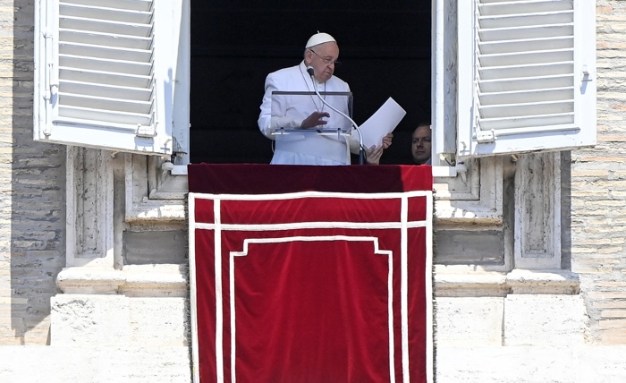 O Papa Francisco conduz a oração do Angelus da janela de seu escritório na Praça de São Pedro (EFE/RICCARDO ANTIMIANI)