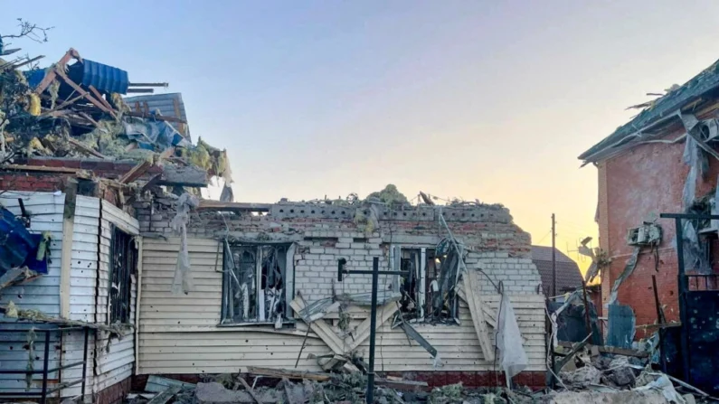 Uma casa danificada após o que as autoridades locais chamaram de ataque militar ucraniano na cidade de Sudzha na região de Kursk, Rússia, nesta imagem divulgada em 6 de agosto de 2024. (Governador em exercício da região de Kursk, Alexei Smirnov, via Telegram/Reuters)
