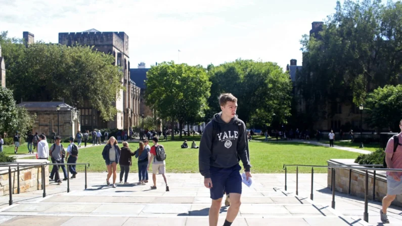 Estudantes caminham no campus da Universidade de Yale em New Haven, Connecticut, em uma foto de arquivo. (Yana Paskova/Getty Images)
