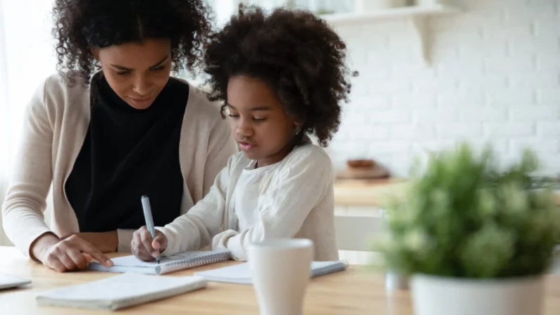 Durante o ensino em casa, certifique-se de se dar tempo para o autocuidado (fizkes/Shutterstock)
