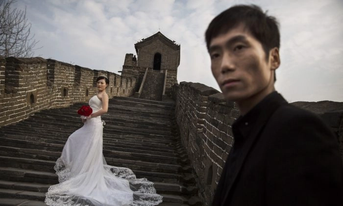 Um casal tira fotos de casamento na Grande Muralha da China (Kevin Frayer/Getty Images)
