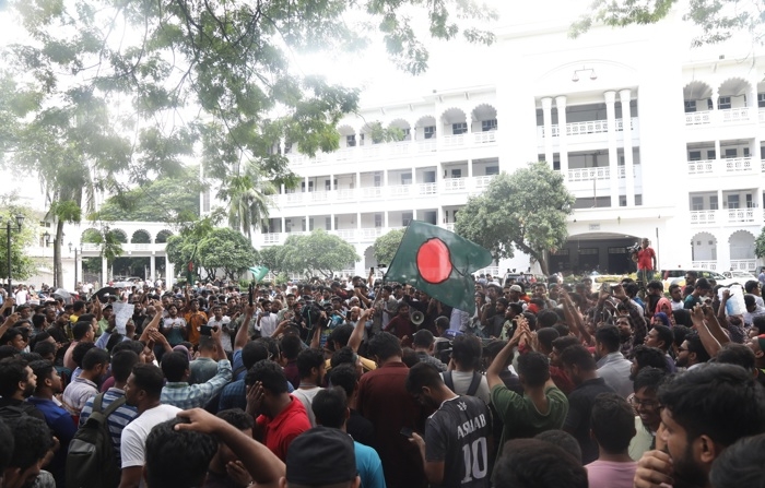 Manifestantes participam de uma manifestação nas instalações da Suprema Corte, exigindo que o presidente da Suprema Corte, Obaidul Hassan, renuncie, em Daca, Bangladesh, em 10 de agosto de 2024 (EFE/EPA/MONIRUL ALAM)