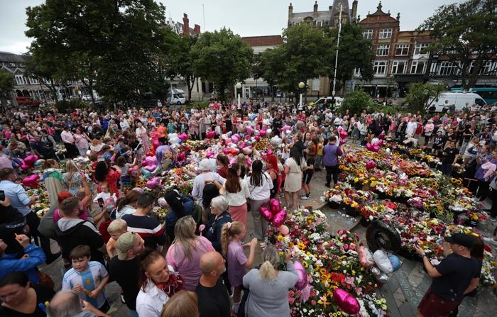 Vigília pelas vítimas do ataque com faca em Southport, Grã-Bretanha, 05 de agosto de 2024 (EFE/EPA/ADAM VAUGHAN)