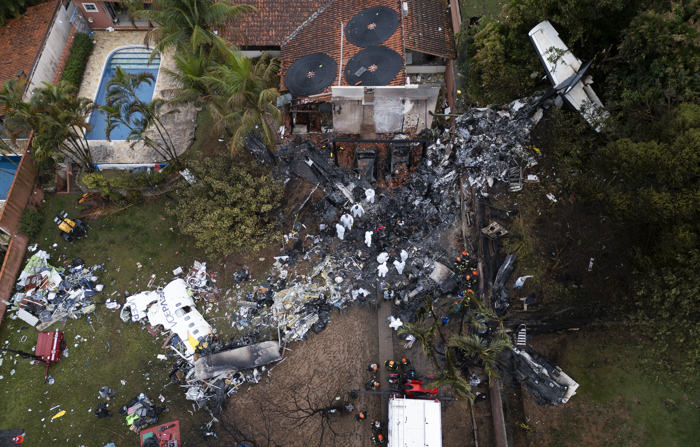 Fotografia aérea mostrando policiais forenses brasileiros trabalhando em 10 de agosto de 2024 nos destroços da fuselagem do avião da companhia aérea Voepass que caiu na cidade de Vinhedo (EFE/Isaac Fontana)