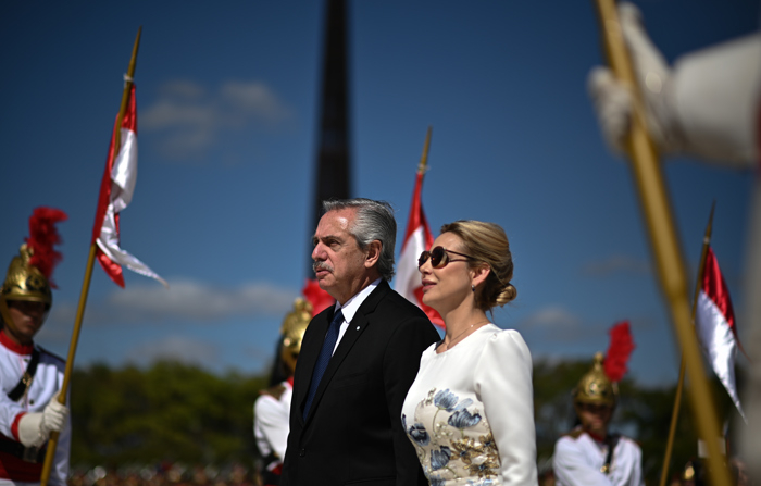 Foto de arquivo em 26 de junho de 223 do então presidente da Argentina, Alberto Fernández, com a então primeira-dama, Fabiola Yáñez (à direita), durante visita a Brasília (EFE/Andre Borges)