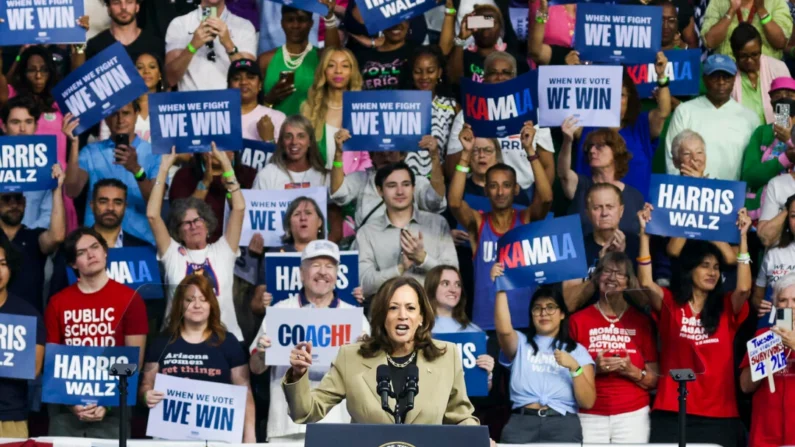 A vice-presidente democrata indicada à presidência, Kamala Harris, fala durante um comício de campanha na Desert Diamond Arena em Glendale, Arizona, em 9 de agosto de 2024. (Alex Wong/Getty Images)
