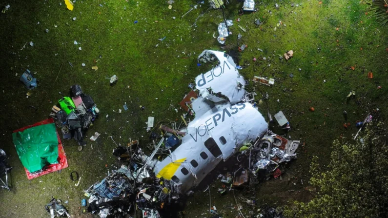 Os destroços no local onde um avião caiu com 62 pessoas a bordo, em Vinhedo, estado de São Paulo, Brasil, no início de 10 de agosto de 2024. (Andre Penner/AP Photo)
