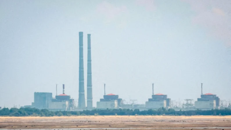 Vista da Usina Nuclear de Zaporizhzhia na margem do reservatório de Kakhovka, perto da cidade de Nikopol, na Ucrânia, em 16 de junho de 2023. (Alina Smutko/Reuters)
