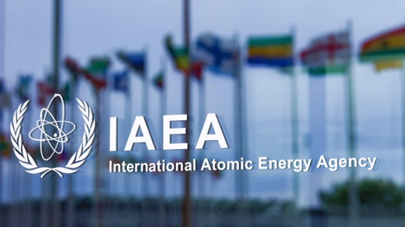 O logotipo da Agência Internacional de Energia Atômica (AIEA) é visto em sua sede em Viena, em 24 de maio de 2021 (Lisi Niesner/Reuters)
