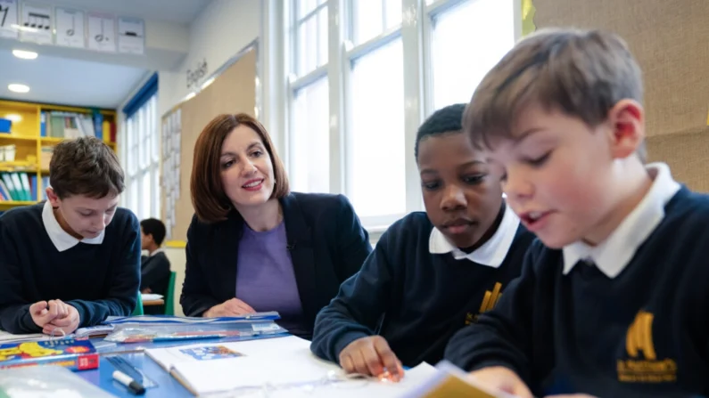 A secretária de educação paralela Bridget Phillipson se encontra com alunos durante uma visita à Escola Primária St Matthews em Westminster, centro de Londres, em 9 de janeiro de 2024. (Stefan Rousseau/PA)
