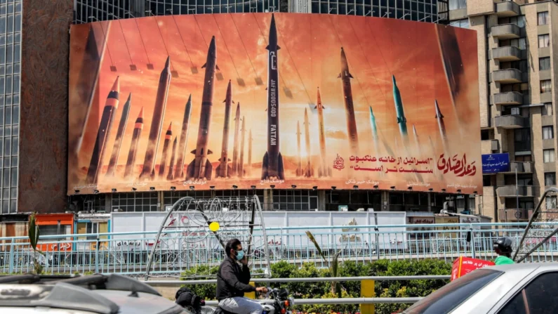 Um outdoor retratando mísseis balísticos iranianos é visto na Praça Valiasr, no centro de Teerã, Irã, em 15 de abril de 2024 (Atta Kenare/AFP via Getty Images)