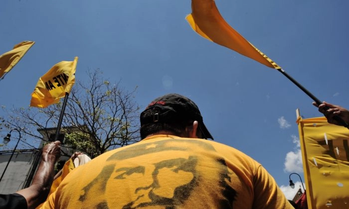 Um homem vestindo uma camiseta com o retrato do revolucionário marxista Ernesto "Che" Guevara em San José em uma foto de arquivo. (Rodrigo Arangua/AFP/Getty Images)
