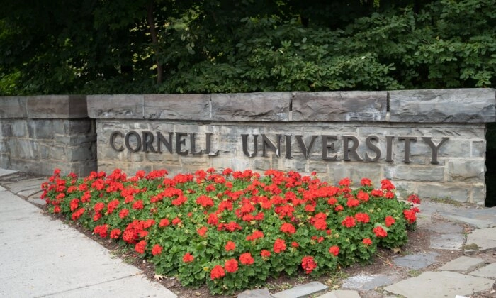 Placa de entrada da Universidade Cornell em Ithaca, Nova Iorque, em 1º de setembro de 2019. (Amy Lutz/Shutterstock)
