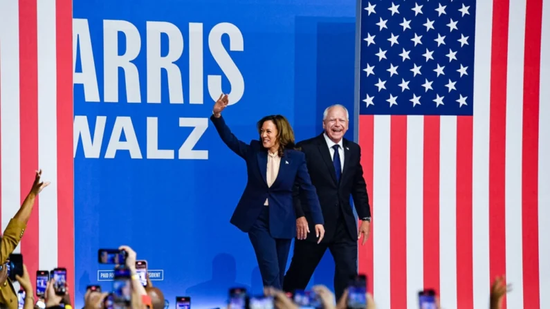 A candidata presidencial democrata, vice-presidente Kamala Harris, e seu parceiro de chapa, o governador de Minnesota, Tim Walz, cumprimentam apoiadores no Liacouras Center da Temple University, na Filadélfia, em 6 de agosto de 2024. (Matthew Hatcher/AFP via Getty Images)
