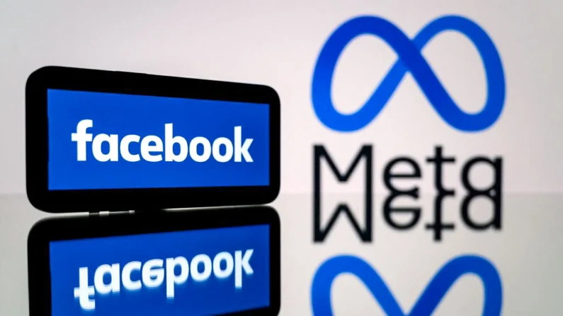 Um smartphone e uma tela de computador exibem os logotipos da rede social Facebook e sua empresa controladora, Meta, em 12 de janeiro de 2023. (Lionel Bonaventure/AFP via Getty Images)
