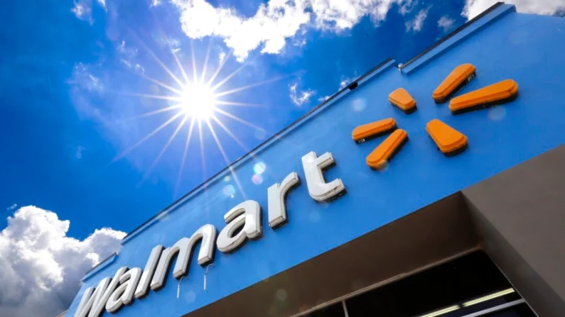 Uma placa do Walmart é exibida na entrada de uma loja, em 25 de junho de 2019, em Pittsburgh. O Walmart disse em 30 de abril de 2024 que está lançando sua maior marca de alimentos com etiqueta de loja em 20 anos em termos de amplitude de itens, pois busca atrair clientes mais jovens que não são fieis à marca e querem alimentos inspirados em chefs com preços mais acessíveis. (AP Photo/Gene J. Puskar, Arquivo)
