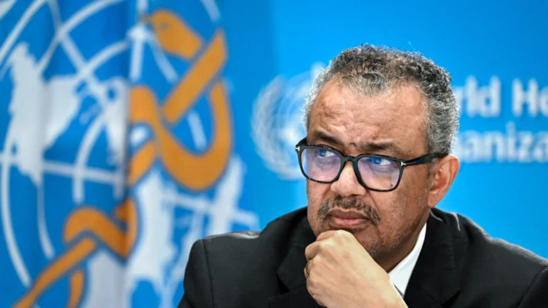 O chefe da Organização Mundial da Saúde, Tedros Adhanom Ghebreyesus, participa de uma coletiva de imprensa sobre o 75º aniversário da Organização Mundial da Saúde em Genebra, em 6 de abril de 2023. (Fabrice Coffrini/AFP via Getty Images)
