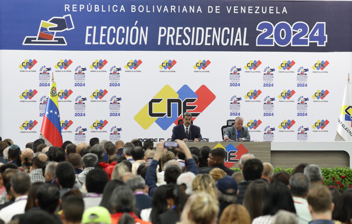 O ditador venezuelano Nicolas Maduro (esq.) discursa após ser proclamado presidente reeleito pelo Conselho Nacional Eleitoral (CNE) em Caracas, Venezuela (EFE/ Ronald Peña R.)