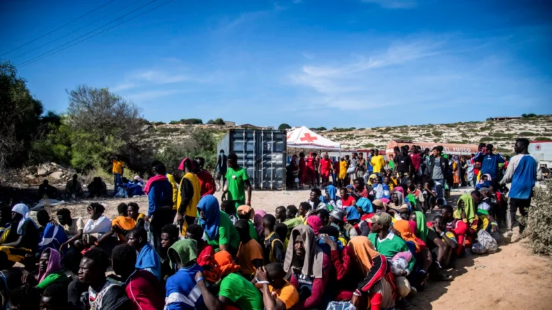 Imigrantes ilegais se reúnem do lado de fora do centro operacional chamado "Hotspot" na ilha italiana de Lampedusa em 14 de setembro de 2023. (Alessandro Serrano/AFP via Getty Images)
