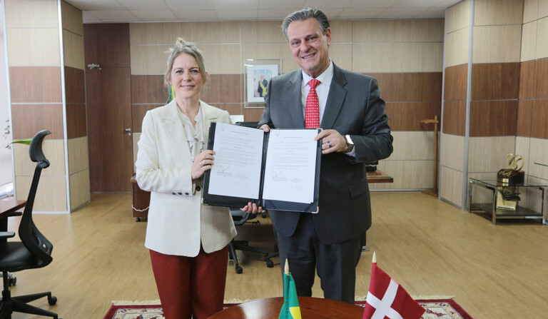 Ministro da Agricultura e Pecuária, Carlos Fávaro, e a embaixadora da Dinamarca no Brasil, Eva Bisgaard Pedersen, assinaram o Memorando de Entendimento (MoU) entre o Ministério da Agricultura e Pecuária (Mapa) da República Federativa do Brasil, e o Ministério da Alimentação, Agricultura e Pesca do Reino da Dinamarca (Foto: agência gov)