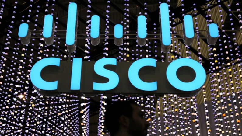 Um homem passa por baixo de um logotipo da Cisco no Mobile World Congress em Barcelona, Espanha, em 25 de fevereiro de 2019 (Sergio Perez/Reuters)
