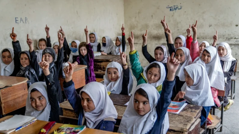 Meninas afegãs frequentam sua sala de aula no primeiro dia do novo ano letivo, em Cabul, em 25 de março de 2023. (Ebrahim Noroozi/AP)
