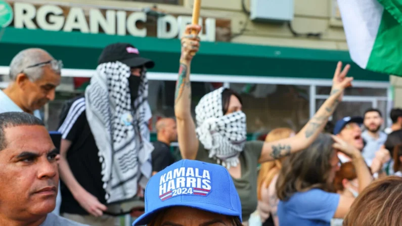 Pessoas se reúnem para protestar contra um evento de campanha da candidata democrata à presidência dos EUA, a vice-presidente Kamala Harris, na cidade de Nova Iorque, em 14 de agosto de 2024. Ativistas pró-Palestina organizaram o protesto "Sound the Alarm for Gaza" para atrapalhar o evento de campanha organizado pelas autoridades democratas de Nova Iorque (Michael M. Santiago/Getty Images)
