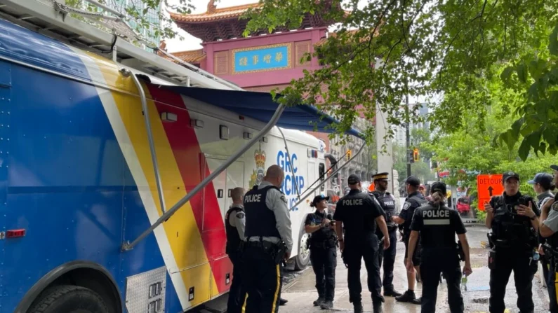 Oficiais da RCMP realizam um evento na Chinatown de Montreal para aumentar a conscientização sobre a interferência do regime chinês, em 10 de julho de 2024. (Noé Chartier/The Epoch Times)
