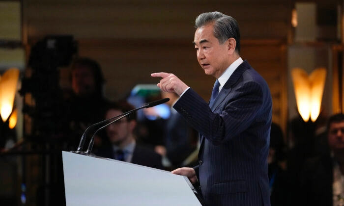 O ministro das Relações Exteriores do regime comunista chinês, Wang Yi, discursa na Conferência de Segurança de Munique, na Alemanha, em 18 de fevereiro de 2023. (Petr David Josek/AP Photo)
