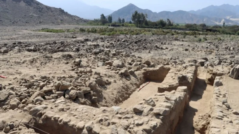 Um cemitério datado de cerca de 3.800 anos atrás é retratado após arqueólogos encontrarem restos humanos, em La Libertad, Peru, em 9 de agosto de 2024. (Raquel Velezmoro Malaver/Oficina de Comunicaciones e Imagen Institucional—Universidad Nacional de Trujillo/Divulgação via Reuters)
