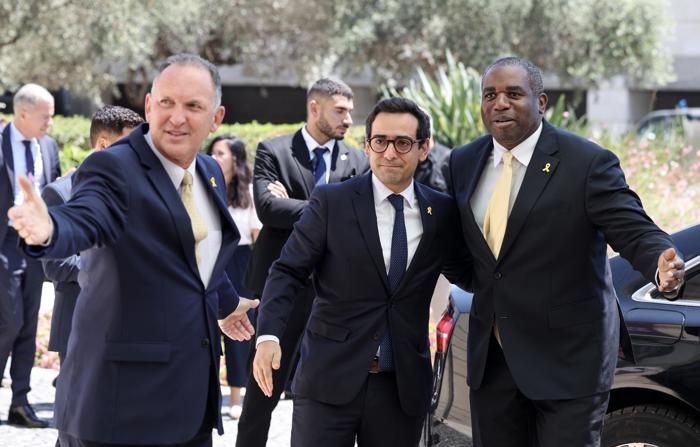 O ministro britânico das Relações Exteriores, David Lammy (dir.), e seu colega francês, Stephane Sejourne (centro), são recebidos por um representante israelense no Ministério das Relações Exteriores em Jerusalém, em 16 de agosto de 2024 (EFE/EPA/ABIR SULTAN)