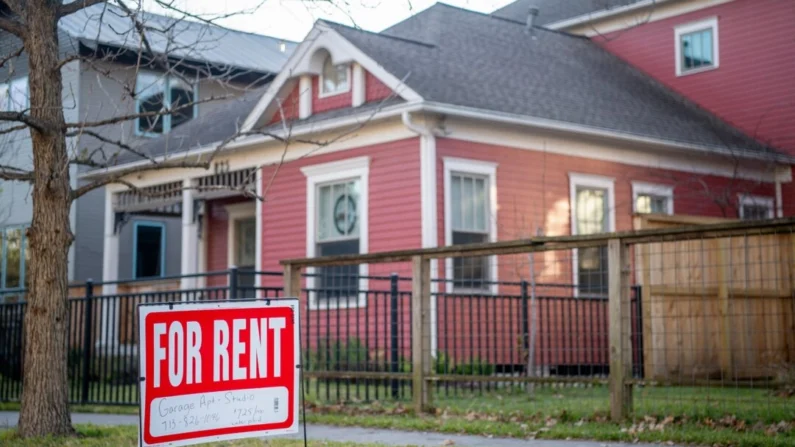 Uma placa de "Aluga-se" é colocada perto de uma casa em Houston, Texas, em 7 de fevereiro de 2022. (Brandon Bell/Getty Images)
