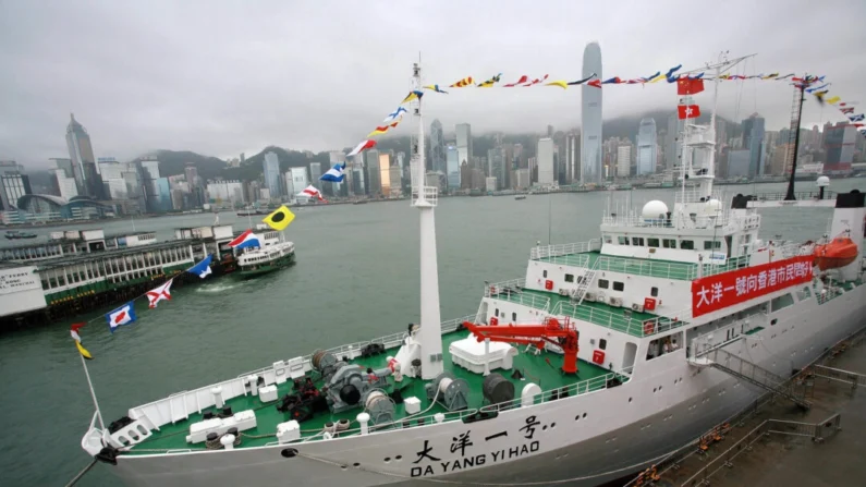 O navio de pesquisa em alto mar mais avançado da China, Dayang Yihao, no terminal oceânico em Hong Kong, 10 de agosto de 2007. (Samantha Sin/AFP via Getty Images)
