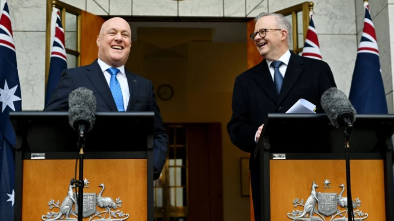 O primeiro-ministro da Nova Zelândia, Christopher Luxon (à esq.), e o primeiro-ministro da Austrália, Anthony Albanese, falam à mídia durante uma coletiva de imprensa no Parlamento Australiano, em Canberra, em 16 de agosto de 2024. (Tracey Nearmy/Pool/Getty Images)
