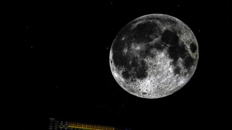 Uma imagem da lua é projetada no Planetário Iziko na Cidade do Cabo, África do Sul, como parte da Conferência Mundial de Astronomia, em 13 de agosto de 2024. (Nardus Engelbrecht/AP Photo)
