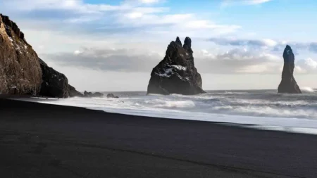 Deslumbrante praia de areia preta é bonita, mas perigosa – veja como ela foi formada