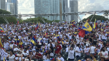 María Corina Machado reaparece em público em meio ao clamor de milhares de pessoas reunidas em Caracas