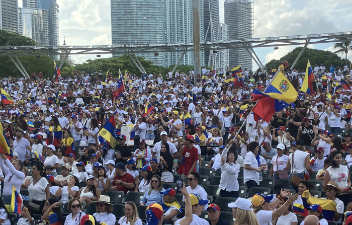 Cidadãos venezuelanos que vivem nos Estados Unidos protestam no sábado para rejeitar os resultados das eleições realizadas em 28 de julho em Miami, nos Estados Unidos (EFE/Emilio Jesús López)