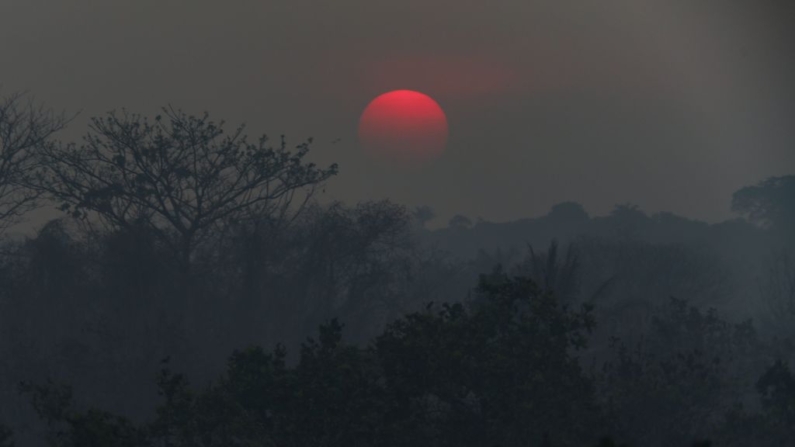 Pôr do sol em meio à fumaça de um incêndio em uma área da floresta amazônica em Iranduba, região metropolitana de Manaus, estado do Amazonas, Brasil, tirado em 5 de setembro de 2023  (Foto de MICHAEL DANTAS/AFP via Getty Images)