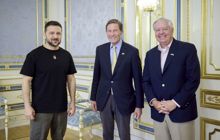 Uma foto disponibilizada pelo Serviço de Imprensa Presidencial da Ucrânia mostra (esq.-dir.) o presidente ucraniano Volodymyr Zelensky cumprimentando o senador democrata dos EUA de Connecticut, Richard Blumenthal, e o senador republicano dos EUA da Carolina do Sul, Lindsey Graham, durante sua reunião em Kiev, Ucrânia, em 12 de agosto de 2024 (EFE/EPA/SERVIÇO DE IMPRENSA PRESIDENCIAL DA UCRÂNIA)