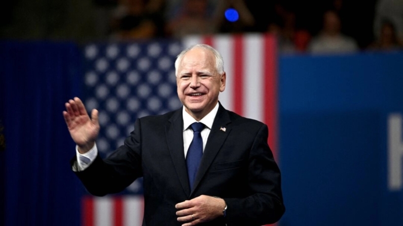 O candidato a vice-presidente Tim Walz, governador de Minnesota, chega para discursar no Liacouras Center da Temple University no primeiro dia da “Battleground State Tour” na Filadélfia, Pensilvânia, em 6 de agosto de 2024 (Brendan Smialowski/AFP via Getty Images)