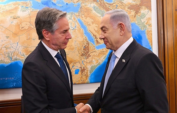 Imagem fornecida pelo governo de Israel do primeiro-ministro israelense Benjamin Netanyahu e do secretário de Estado dos EUA, Antony Blinken (EFE/EPA/CHAIM TZACH/Israeli Government Office (GPO))