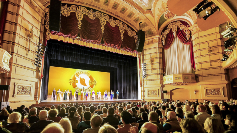 Artistas do Shen Yun se reúnem no palco durante uma chamada de cortina no Paramount Theatre em Cedar Rapids, Iowa, em 24 de outubro de 2021. Hu Chen/The Epoch Times
