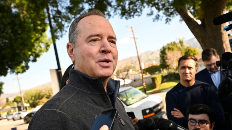 O deputado Adam Schiff (D-Califórnia) fala com a imprensa em Burbank, Califórnia, em 5 de março de 2024. Robyn Beck/AFP via Getty Images
