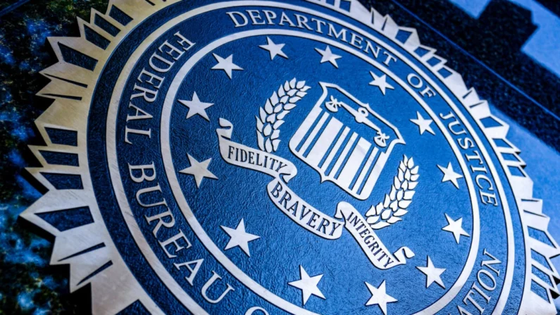 Um selo com a inscrição "Department of Justice Federal Bureau of Investigation" é exibido no prédio do FBI J. Edgar Hoover, em Washington, em 9 de agosto de 2022. (Stefani Reynolds/AFP via Getty Images)
